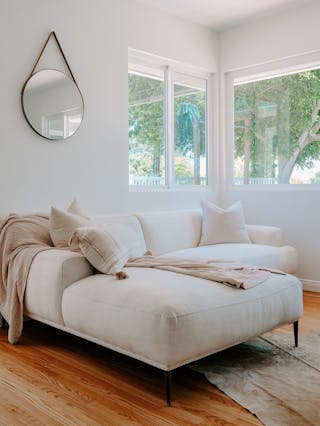 pdp-UGC-abisko-quartz-white-left-sectional-UGC-4-asset-desktop