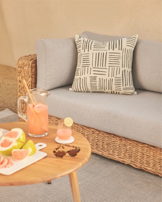 Capra Sofa & Nivos Coffee Table