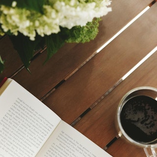 Close view of the Rosa 47" Outdoor Coffee Table in Eucalyptus. Photo by @yellowbrickhome