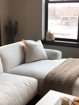 pdp-curated-ugc-abisko-quartz-white-right-sectional-ugc-#4-asset