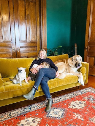 pdp-curated-ugc-sven-yarrow-gold-sofa-ugc-#3-asset