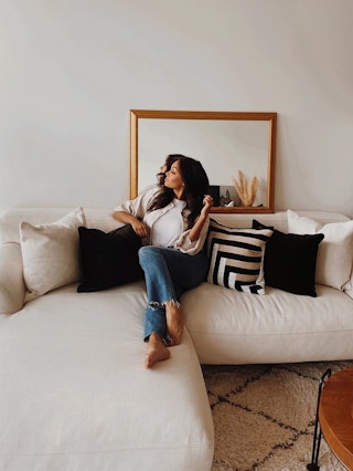 pdp-UGC-abisko-quartz-white-left-sectional-UGC-2-asset-desktop